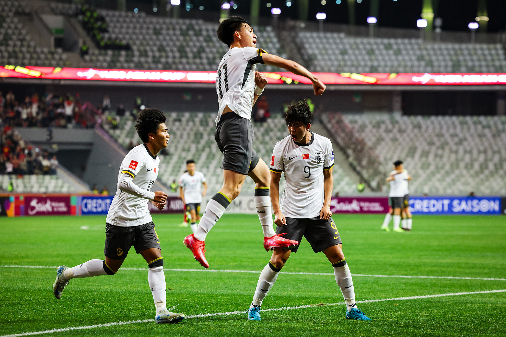  全面壓制！國青半場控球率高達7成，射門比9-3，造對方3張黃牌