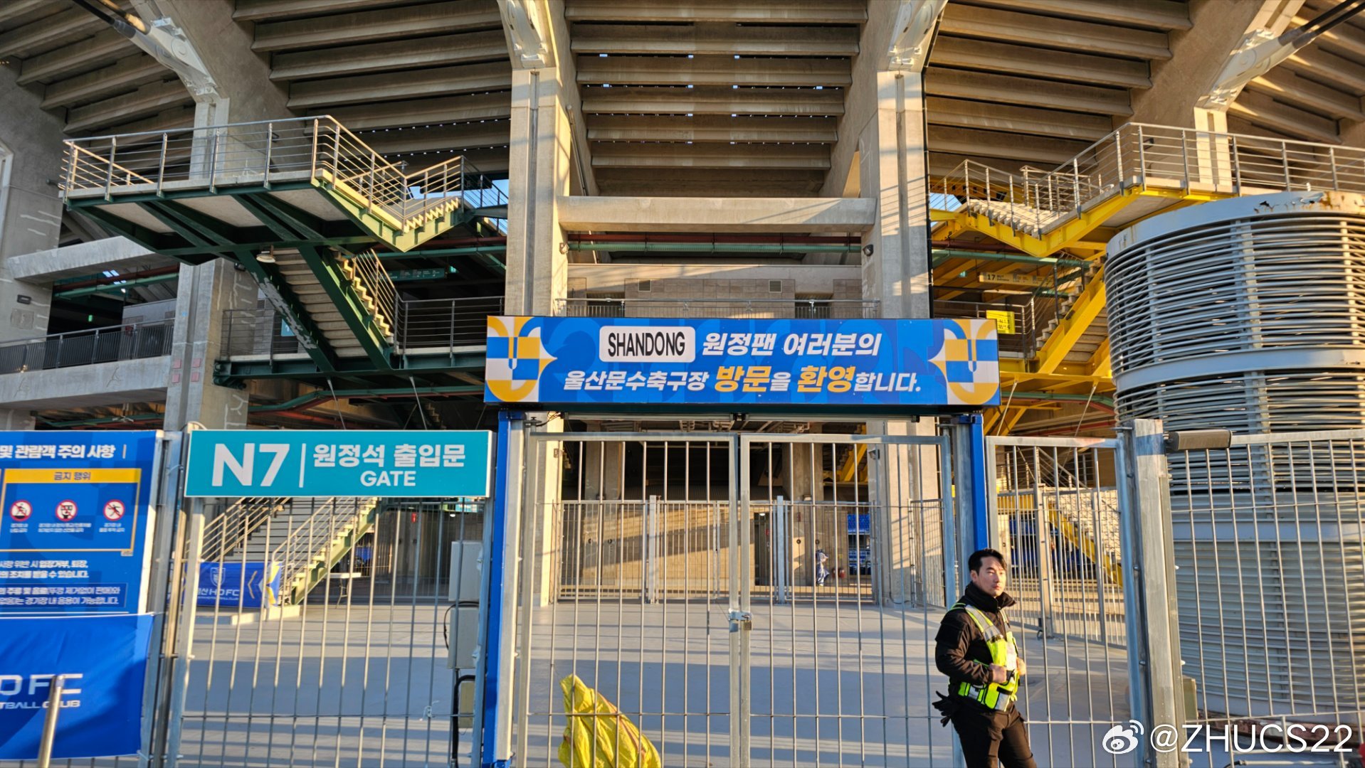  博主：蔚山現(xiàn)場(chǎng)工作人員、轉(zhuǎn)播車(chē)、安保在準(zhǔn)備撤場(chǎng)，場(chǎng)外一片安靜