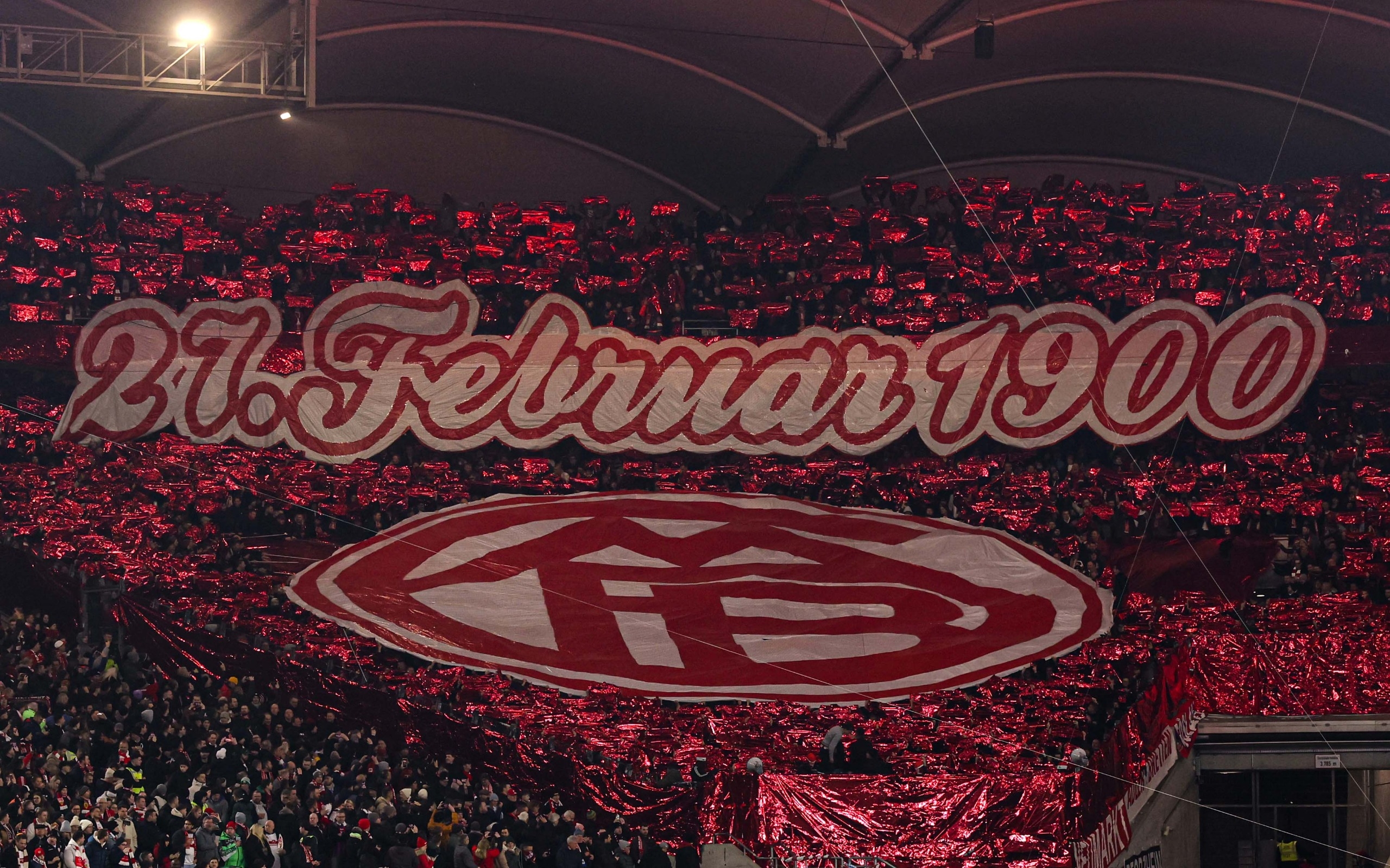  拜仁球迷在看臺展示TIFO，慶祝俱樂部成立125周年