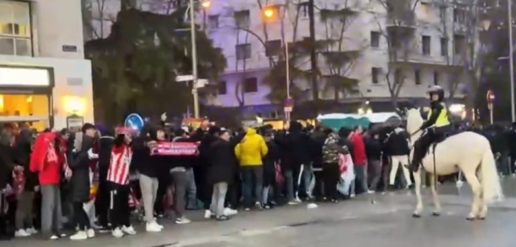  馬競球迷進(jìn)入伯納烏時向人群投擲雜物，導(dǎo)致安保對其進(jìn)行脫鞋檢查