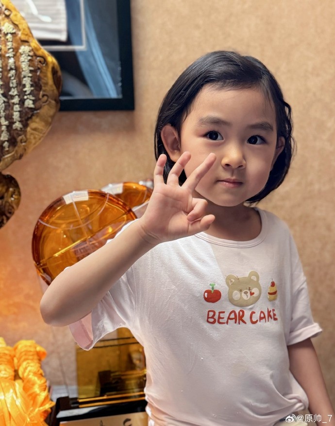 三分大賽三冠王！原帥曬三冠獎(jiǎng)杯：完成了女兒給安排的任務(wù)！