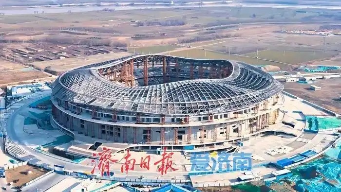  魯媒：戴上1.6萬噸“鋼鐵巨冠”，黃河體育中心球場(chǎng)完成屋蓋施工