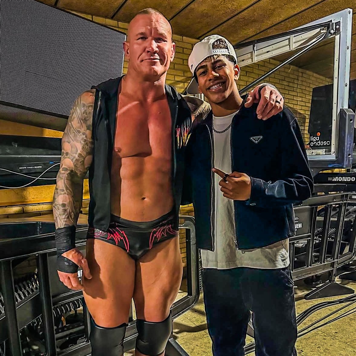  小心RKO！亞馬爾現場觀戰(zhàn)WWE，和奧爾頓、Triple H等合影