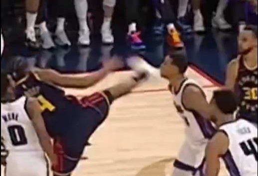  抬腳過高踢到了對手下巴！NBA官方：穆迪這一動(dòng)作被判1級惡犯