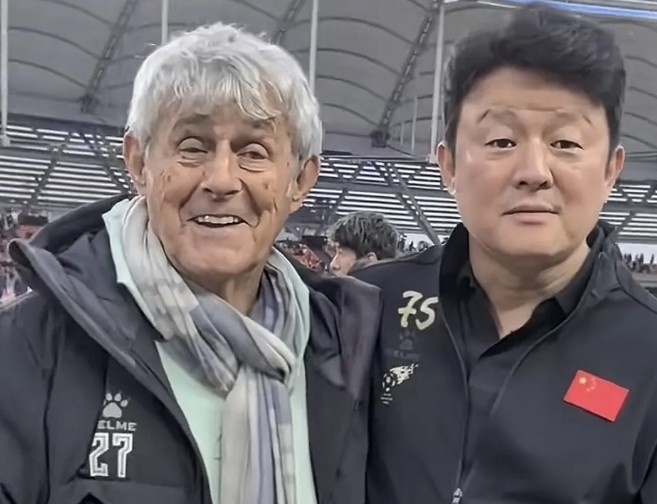  有點(diǎn)像？米盧差點(diǎn)將青島籍演員張磊誤認(rèn)為是孫繼海
