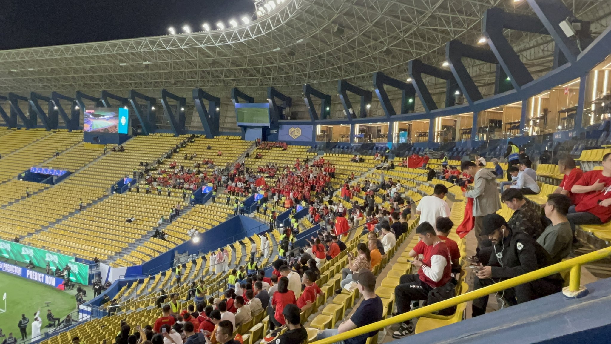  球票已售罄！中國球迷已經(jīng)入場，坐在球場上層沙特球迷區(qū)上方