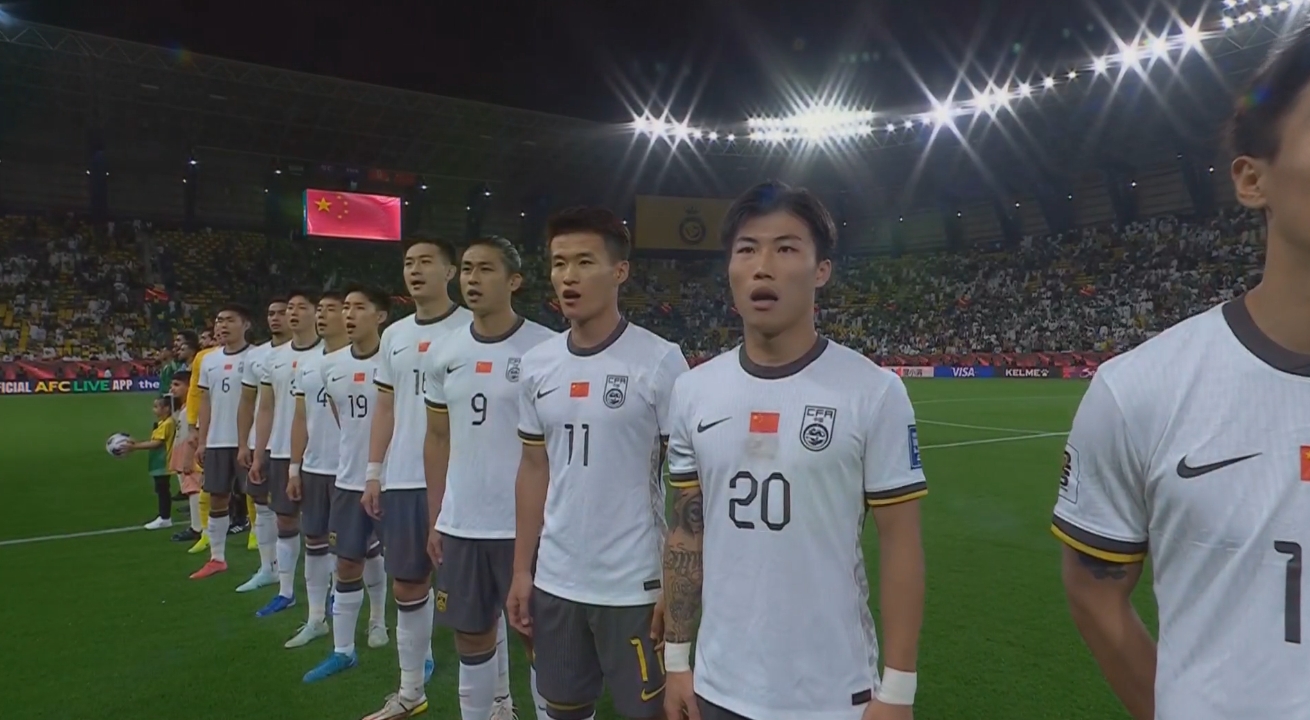  大戰(zhàn)一觸即發(fā)！賽前國(guó)歌儀式，國(guó)足首發(fā)11人高唱國(guó)歌