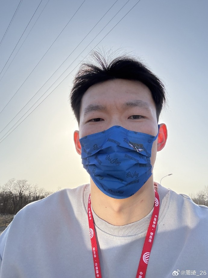  悠閑！周琦騎京牌電動車出行：太陽出來了 開京牌兜兜風！