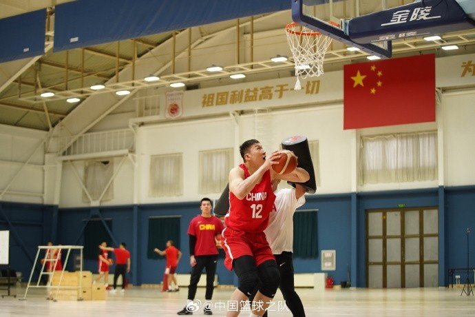  中國籃球之隊官博：大塊頭 大能量 祝李炎哲25歲生日快樂！