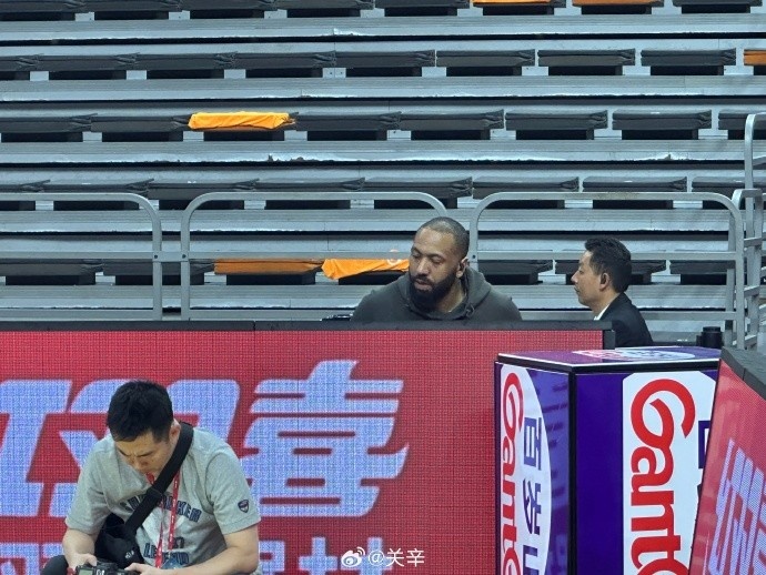  今晚不打？廣東主場迎戰(zhàn)廣廈 吉倫沃特一身便裝現(xiàn)身球館