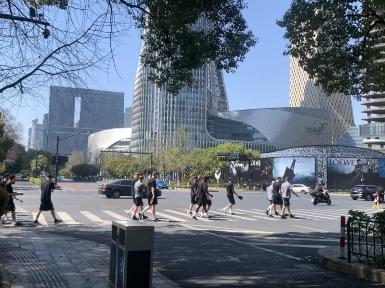  心態(tài)放松，有網(wǎng)友拍到澳大利亞隊早上在萬象城citywalk