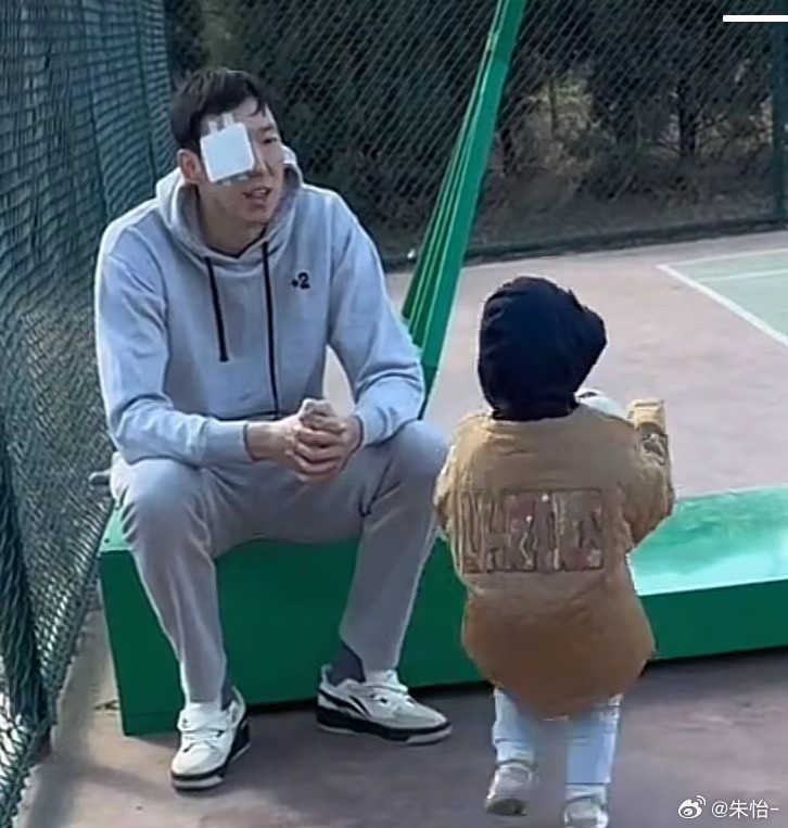  顧家好男人！記者曬出周琦手術(shù)后回歸家庭帶娃照片