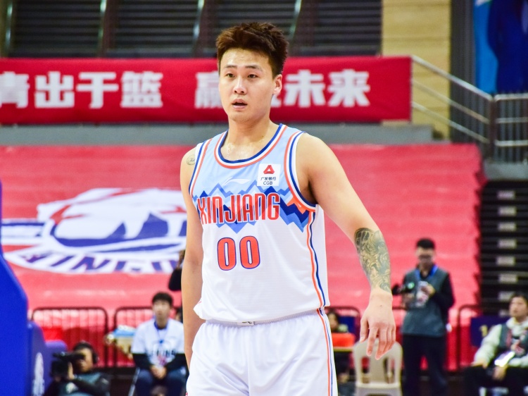  狀態(tài)不俗！趙睿半場(chǎng)9中4拿到15分5籃板