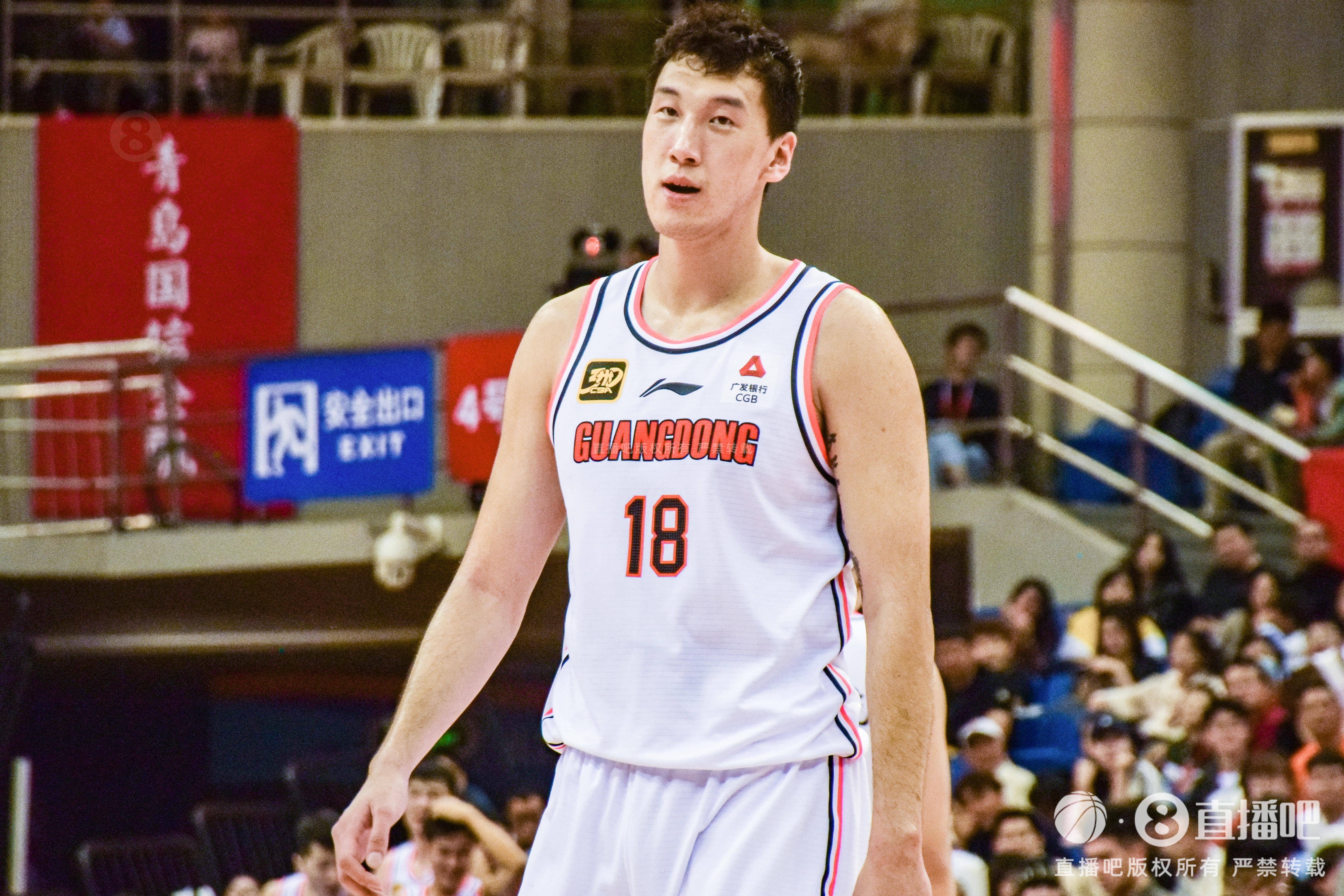  神射手！杜潤旺上半場三分5中4得到12分1板1助1斷